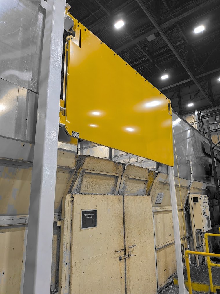 Pivoting overhead splash shield